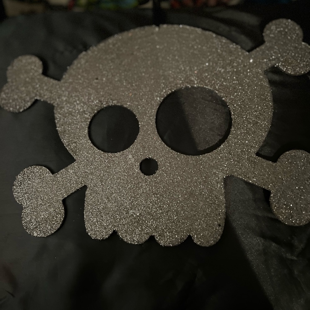 Wall decor hanging silver sparkly skull ☠️